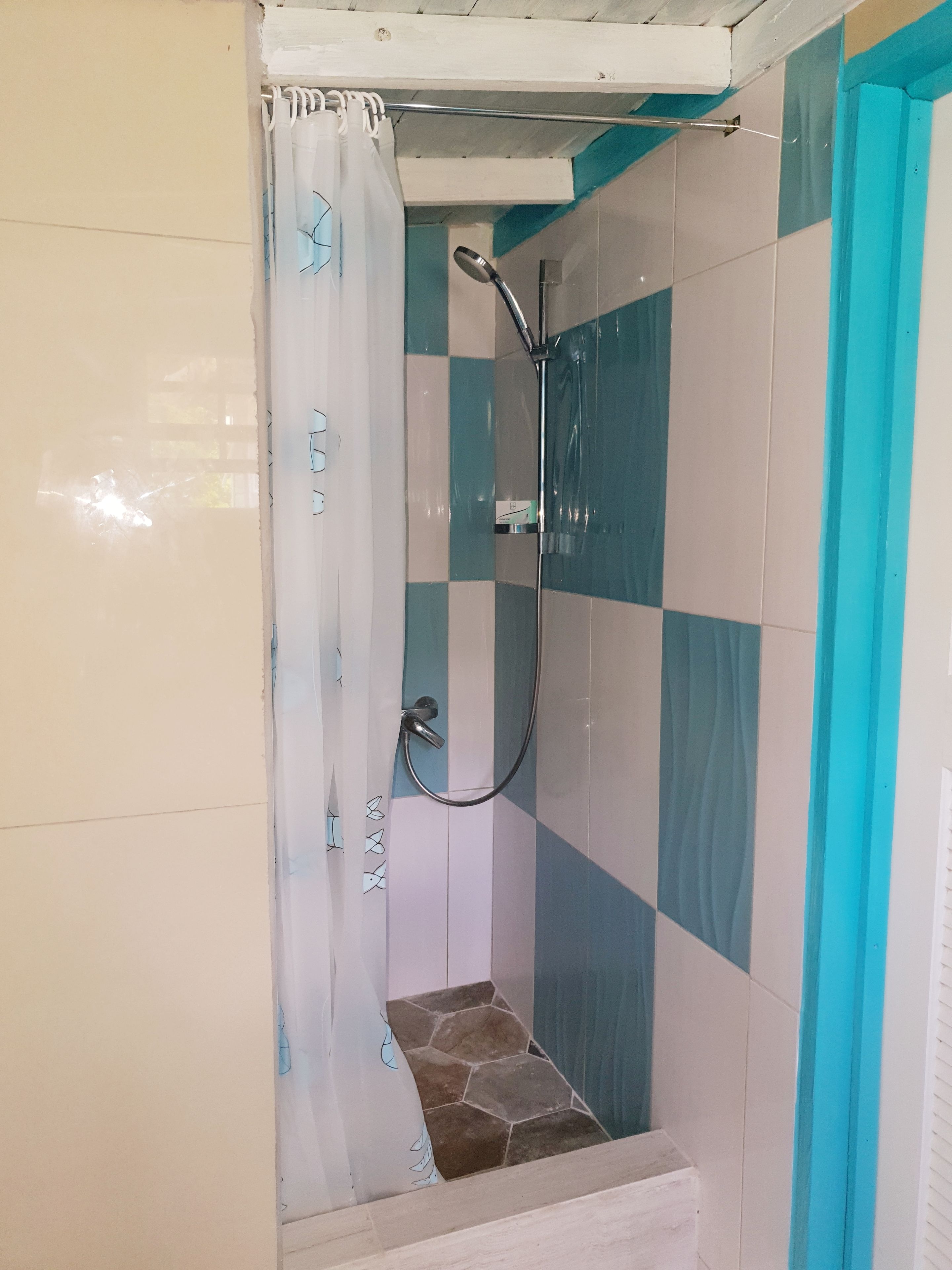 Traditional Cottage, Multiple Beds, Non Smoking | Bathroom shower
