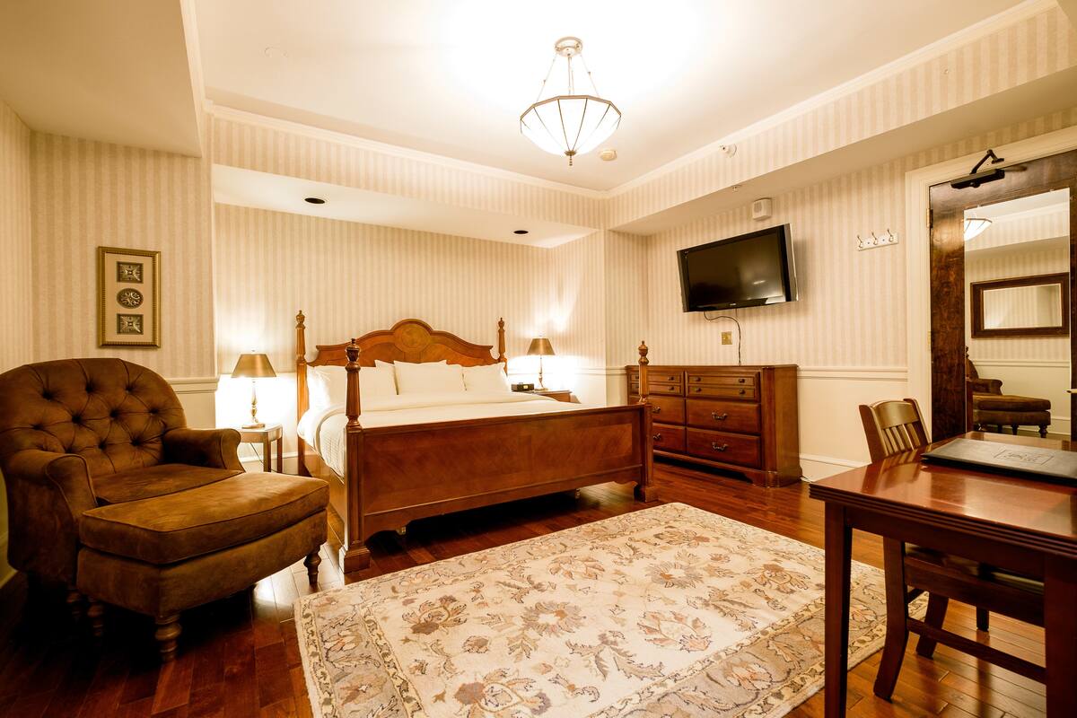 Room, 1 King Bed, Non Smoking | Egyptian cotton sheets, premium bedding, desk, iron/ironing board