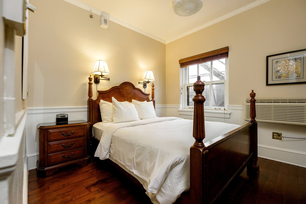 Room, 1 Queen Bed, Non Smoking | Egyptian cotton sheets, premium bedding, desk, iron/ironing board