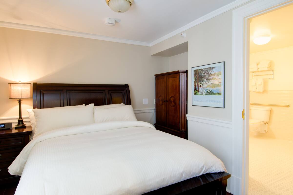 Deluxe Suite, 1 Queen Bed, Non Smoking | Egyptian cotton sheets, premium bedding, desk, iron/ironing board
