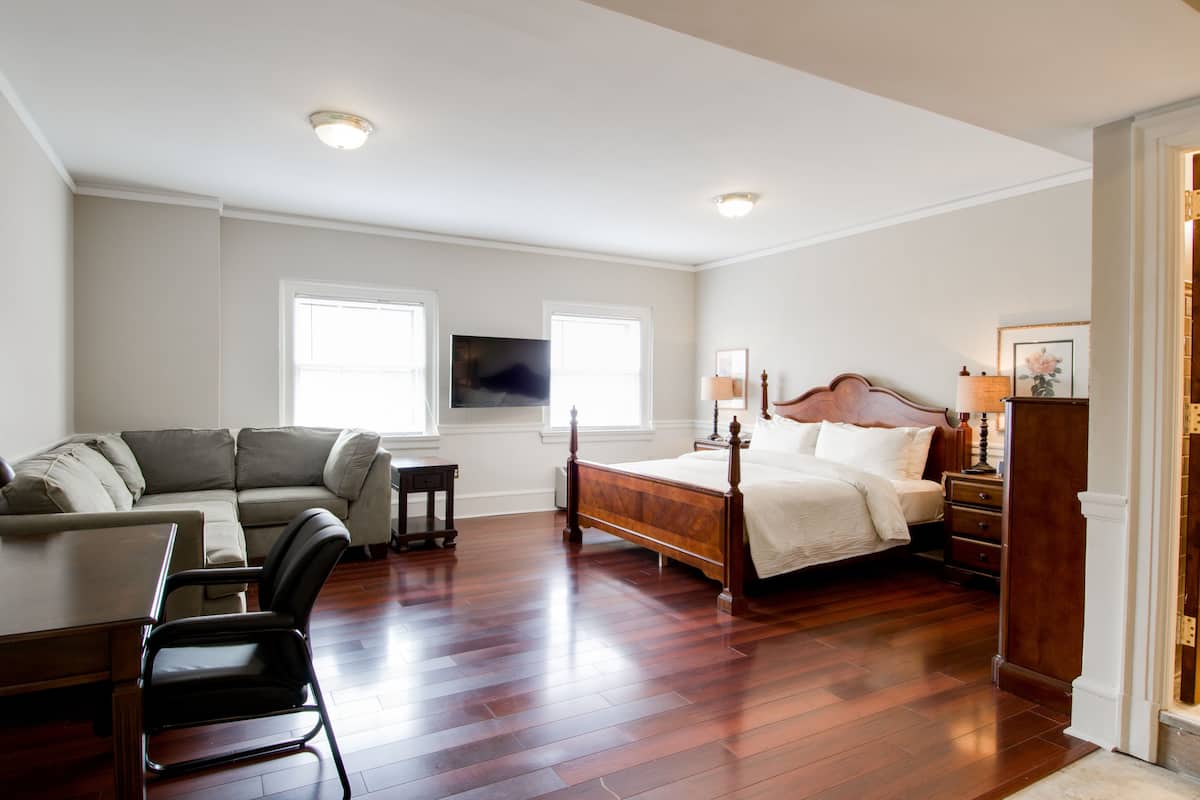 Deluxe suite, 1 kingsize bed, niet-roken | Lakens van Egyptisch katoen, luxe beddengoed, een bureau