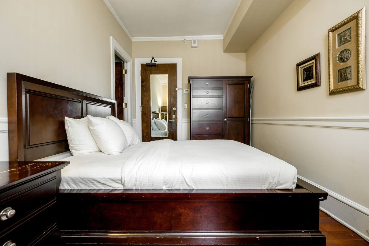 Economy Room, 1 Large Twin Bed, Non Smoking | Egyptian cotton sheets, premium bedding, desk, iron/ironing board