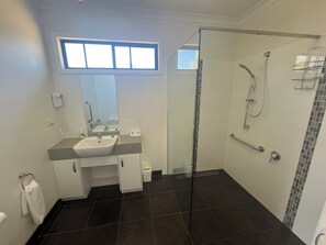 Douche, séchoir à cheveux, serviettes fournies, savon