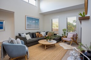 Smart TV, fireplace, ping pong, books