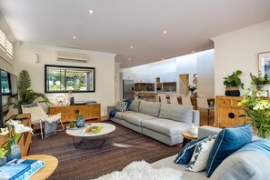 Smart TV, fireplace, ping pong, books - LUXURIOUS HOLIDAY BEACH ESCAPE, CANTERBURY JETTY POOL, SPA, BLAIRGOWRIE (Blairgowrie)