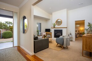 Smart TV, fireplace, ping pong, books