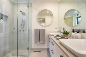 Bathtub, hair dryer, towels - LUXURIOUS HOLIDAY BEACH ESCAPE, CANTERBURY JETTY POOL, SPA, BLAIRGOWRIE (Blairgowrie)