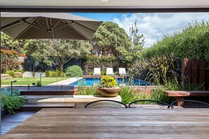 Outdoor dining - LUXURIOUS HOLIDAY BEACH ESCAPE, CANTERBURY JETTY POOL, SPA, BLAIRGOWRIE (Blairgowrie)