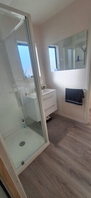 Douche, séchoir à cheveux, savon, shampooing