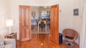 TV, fireplace, DVD player - The Banksia - 3 Banksia Court (NORMANVILLE)