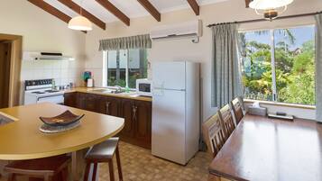 Mikrowelle, Ofen, Hochstuhl, Gefrierschrank