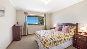 5 bedrooms, travel cot