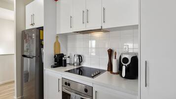 Kylskåp, mikrovågsugn, ugn och spishäll