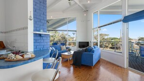 TV, fireplace, DVD player - Bella Vista - 11 Bennett Street (CARRICKALINGA)