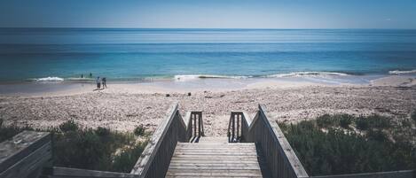 بالقرب من الشاطئ