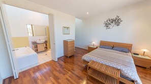 3 chambres, fer et planche Ă repasser