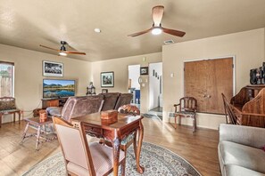 TV, fireplace, video games, DVD player - Winchester family home (Medford)