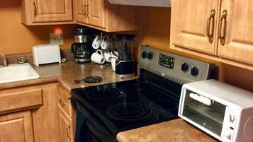 KĂŒhlschrank, Mikrowelle, Ofen, Herdplatte