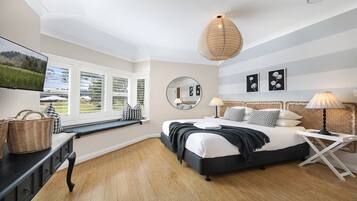 4 bedrooms, iron/ironing board, WiFi, bed sheets