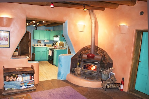 Peaceful Adobe w Jacuzzi, Walk To Arroyo Seco, Pets Welcome