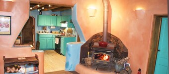 Peaceful Adobe w Jacuzzi, Walk To Arroyo Seco, Pets Welcome