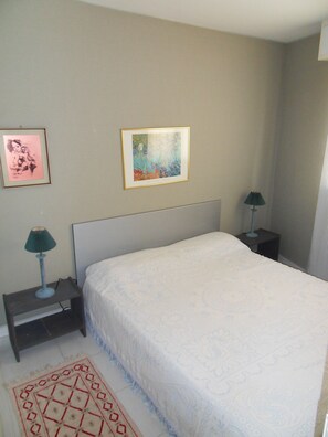 2 bedrooms, iron/ironing board, internet, bed sheets - Two-room central apartment, 2 large balconies, 100 m from the beach, private parking (Beaulieu-Sur-Mer)