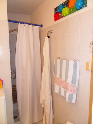 Douche, sèche-cheveux, bidet, serviettes fournies