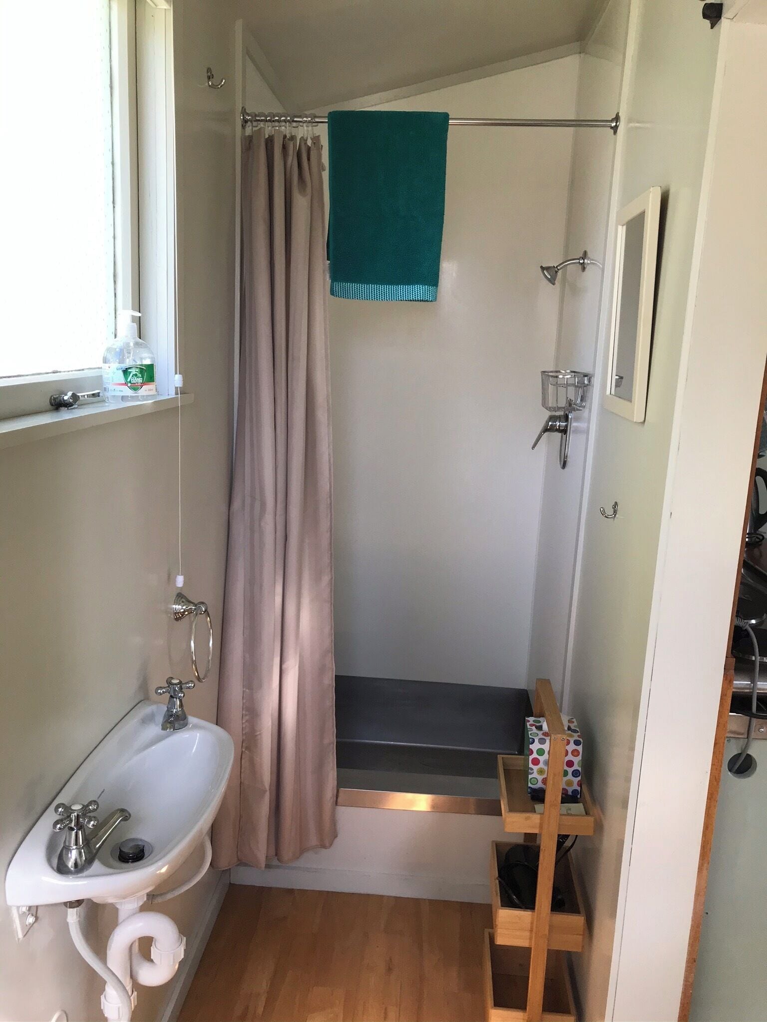 Douche, sèche-cheveux, serviettes fournies, savon