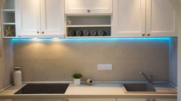 Fridge, oven, stovetop, coffee/tea maker