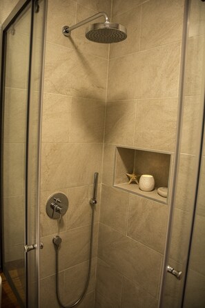 Shower, hair dryer, towels, soap - Little Nautilus: The best positioned apartment in Boka Bay (Tivat)