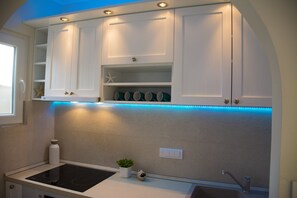 Frigorífico, horno, placa de cocina y cafetera o tetera