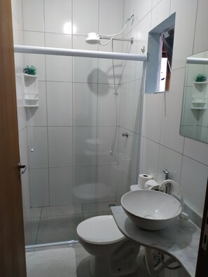 Toallas, jabón, papel de baño 