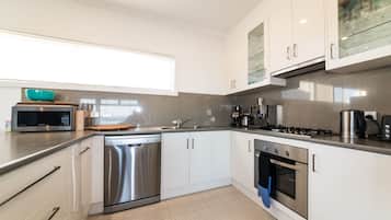 Microwave, stovetop, dishwasher, coffee/tea maker