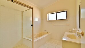 Baignoire, serviettes fournies, papier toilette