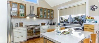 Beautiful Private Retreat Near Gorge/CBD, Free Breakie Hamper, Wifi & More