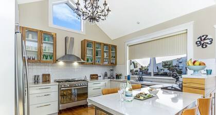 Beautiful Private Retreat Near Gorge/CBD, Free Breakie Hamper, Wifi & More