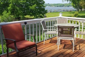 Outdoor dining - Cute Cottage in Downtown Saugatuck with Water view (Saugatuck)
