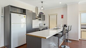 Fridge, microwave, oven, stovetop - Wenneelys - 26/45 St Andrews Boulevard (NORMANVILLE)