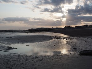 Beach nearby, sun-loungers - Fantastic location within easy walking distance of Beach, Park and Village.  (Rustington)