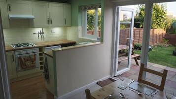 Jääkaappi, mikroaaltouuni, uuni, liesi