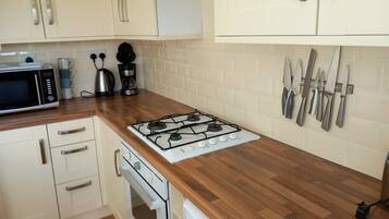 Jääkaappi, mikroaaltouuni, uuni, liesi