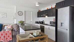 Mikrowelle, Ofen, Geschirrspüler, Wasserkocher mit Kaffee-/Teezubehör