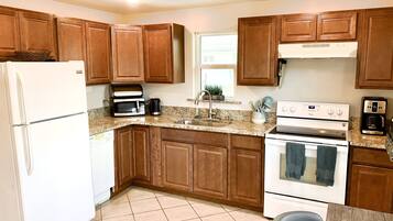 冰箱、微波炉、烤箱、炉灶