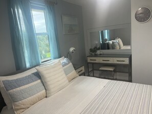 2 slaapkamers, een bureau, een strijkplank/strijkijzer, gratis wifi