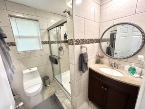 Een douche, een haardroger, handdoeken, zeep