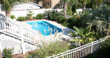 Spacious Luxury Beach Home, Htd. Pool, H-cap friendly, Pets, Pool Table, Golfers