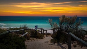 A beach path leading to the ocean with a sunset in the background. - Linga Longa - 20 Laronde (CARRICKALINGA)