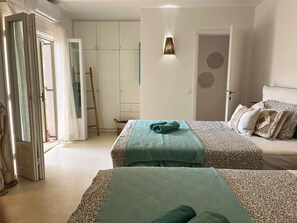 4 bedrooms, iron/ironing board, internet, bed sheets