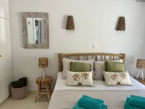 4 bedrooms, iron/ironing board, internet, bed sheets