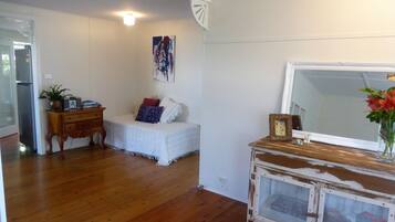 2 habitaciones, tabla de planchar con plancha y ropa de cama